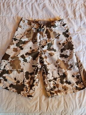SIDEOUT men's board shorts w/ a tan, green white paint splatter Camo Pattern- 30
